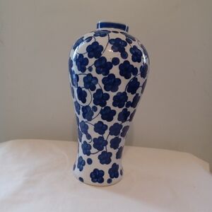 Chinoiserie Vase Colbalt Blue Pansy & White Design Bulb Style 11 1/4"× 5" Pre-Ow